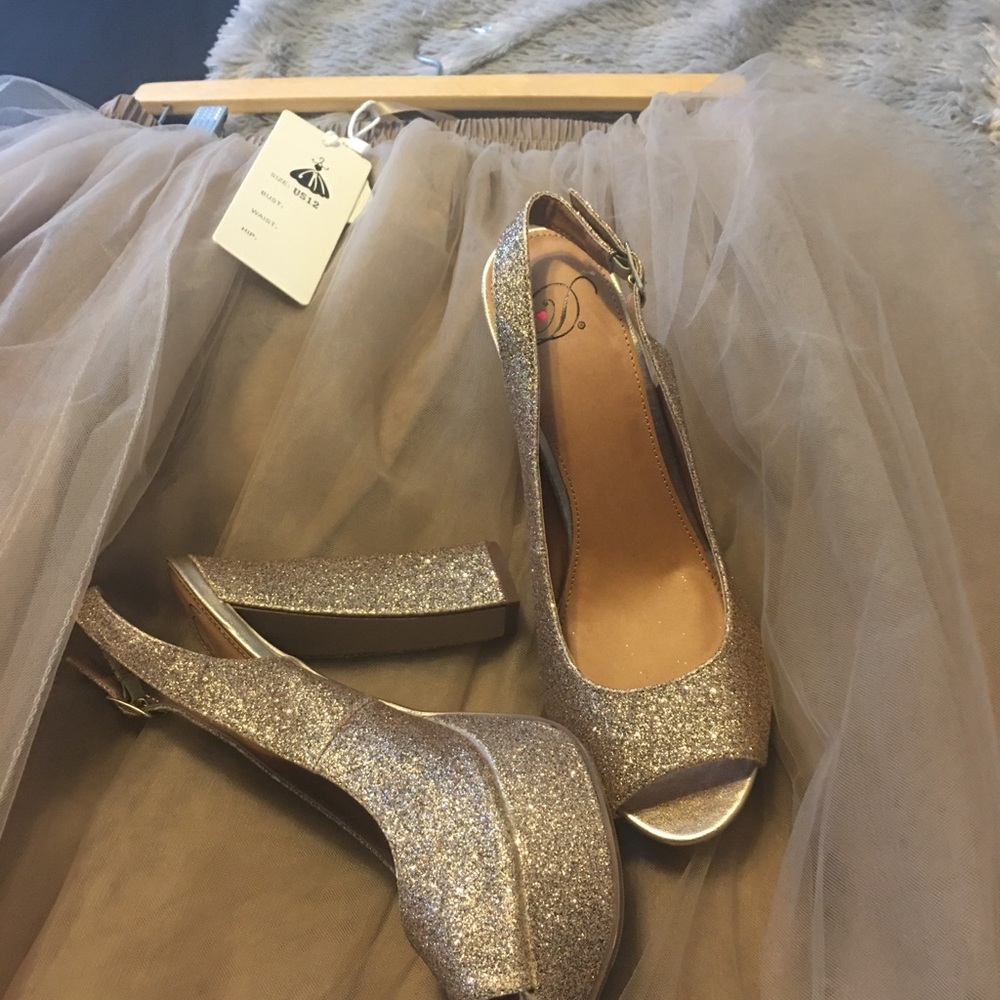 Shoes - Picture 6 of 8
